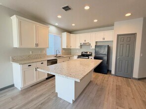 633 Chandon Dr in Merced, CA - Foto de edificio - Building Photo