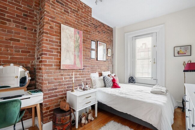 315 Beacon St, Unit 1 in Boston, MA - Building Photo - Building Photo