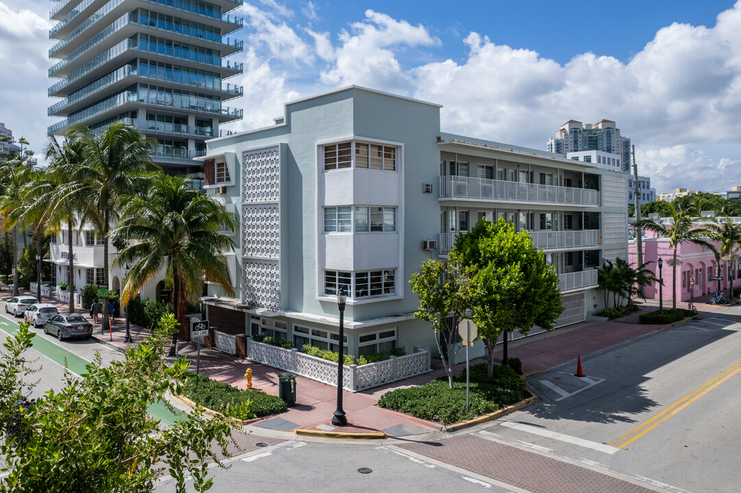 158 Ocean Dr in Miami Beach, FL - Building Photo