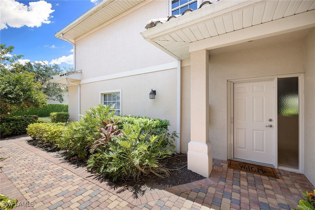 8177 Saratoga Dr in Naples, FL - Building Photo