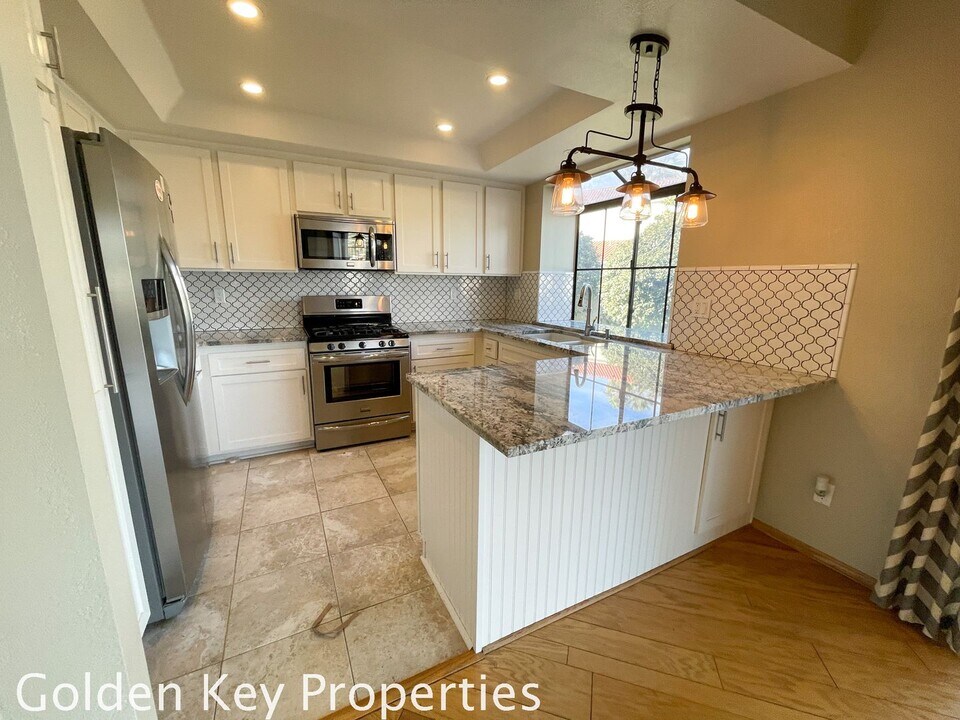 6918 Sandpiper Pl in Carlsbad, CA - Building Photo