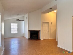 899 Hillyer St in San Marcos, TX - Building Photo - Building Photo