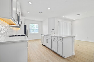 4636 Almada Ln in Wesley Chapel, FL - Building Photo - Building Photo
