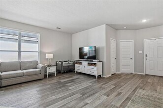 1715 Langham Rd in Providence Village, TX - Foto de edificio - Building Photo