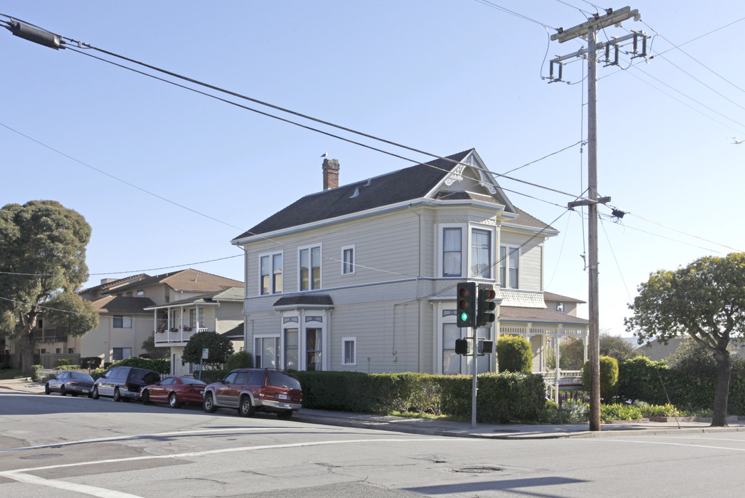 498 W Franklin St in Monterey, CA - Building Photo