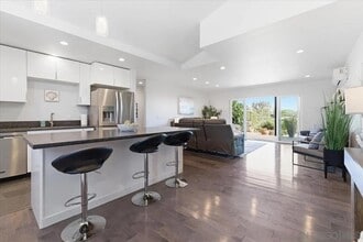 5447 Soledad Rd in San Diego, CA - Foto de edificio - Building Photo