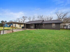 9347 Clearway Dr in Houston, TX - Building Photo