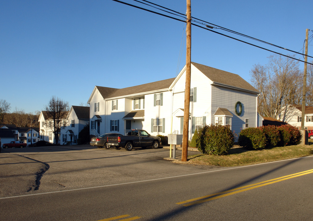 6098-6116 E Pea Ridge Rd in Huntington, WV - Foto de edificio