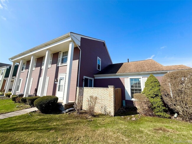 23647 Stonehenge Blvd, Unit 42 in Novi, MI - Foto de edificio - Building Photo