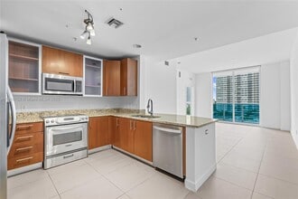 1945 S Ocean Dr in Hallandale Beach, FL - Foto de edificio - Building Photo