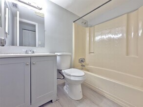 6001 Shaker Wood Cir in Tamarac, FL - Foto de edificio - Building Photo