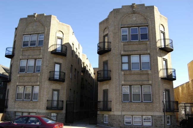 Queens Court Apartments in Philadelphia, PA - Foto de edificio - Building Photo