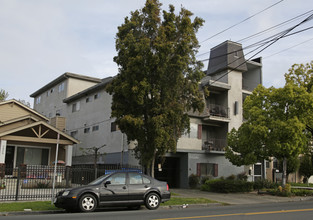 2817 High St in Oakland, CA - Foto de edificio - Building Photo