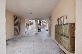 Vanowen Apartments Iii in Van Nuys, CA - Building Photo - Building Photo