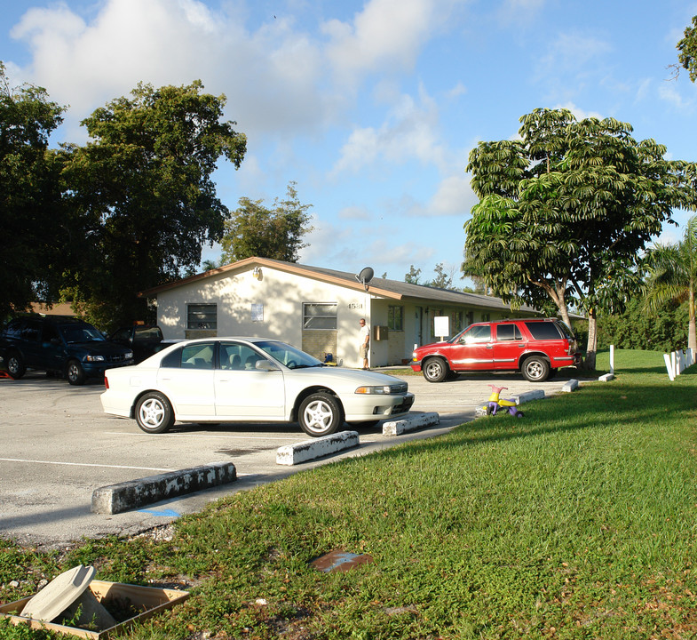 4581 SW 32nd Ave in Fort Lauderdale, FL - Foto de edificio