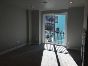 4961 Main St, Unit 418 in Tacoma, WA - Foto de edificio - Building Photo