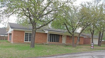 202 S 3rd St in Sanger, TX - Building Photo