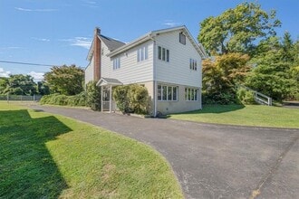 3247 Albany Post Rd in Cortlandt, NY - Building Photo - Building Photo