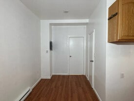 79 Jackson St, Unit apt 4 in Newark, NJ - Building Photo