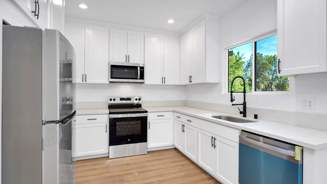 14161 Friar St, Unit 14165 in Van Nuys, CA - Foto de edificio - Building Photo