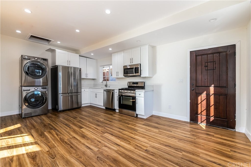 7039 Bevis Ave in Van Nuys, CA - Building Photo