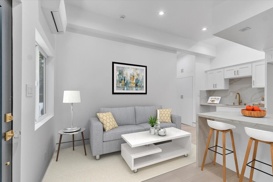 5561 El Canon Ave in Woodland Hills, CA - Building Photo