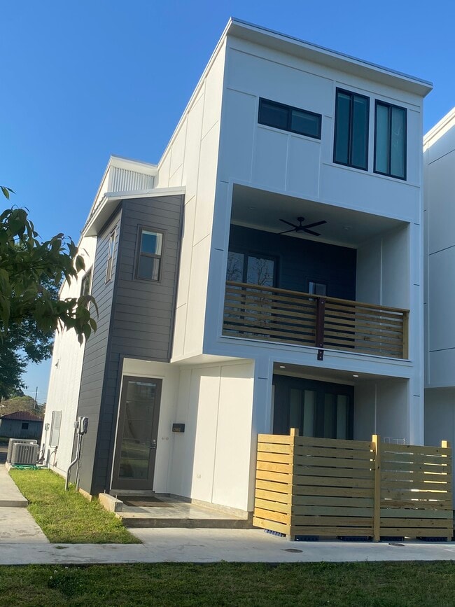 property at 101 Hamilton Pl