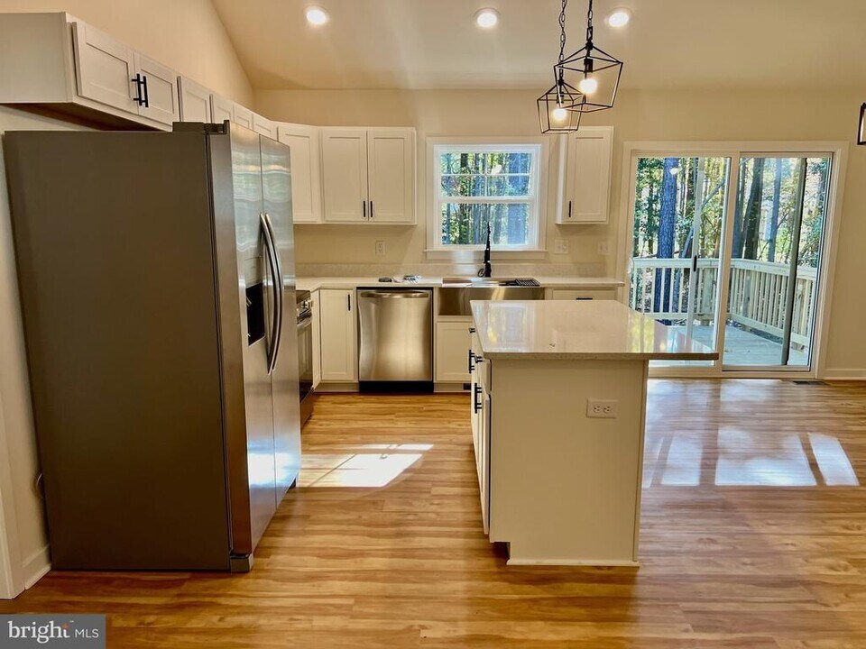 102 Azalea Way in Colonial Beach, VA - Building Photo