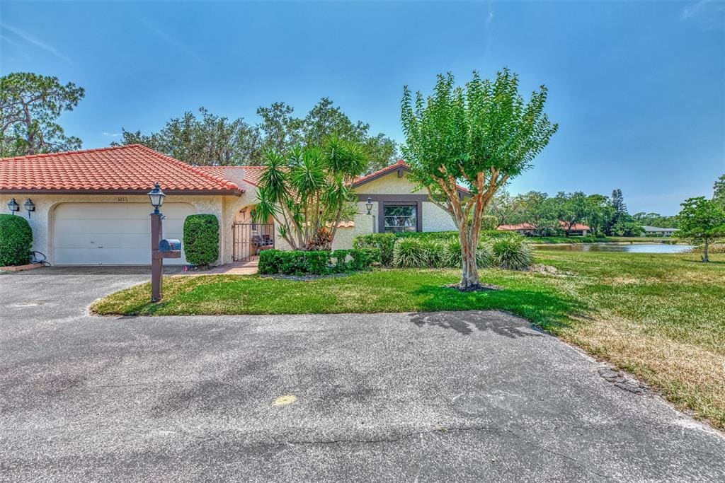 5651 Golf Pointe Dr in Sarasota, FL - Building Photo
