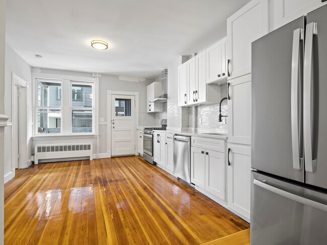 131 Cottage St, Unit 1 in Boston, MA - Foto de edificio - Building Photo