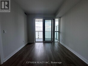 430 Square One Dr in Mississauga, ON - Building Photo - Building Photo