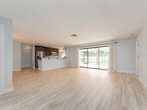 110 17th St in Belleair Beach, FL - Foto de edificio - Building Photo