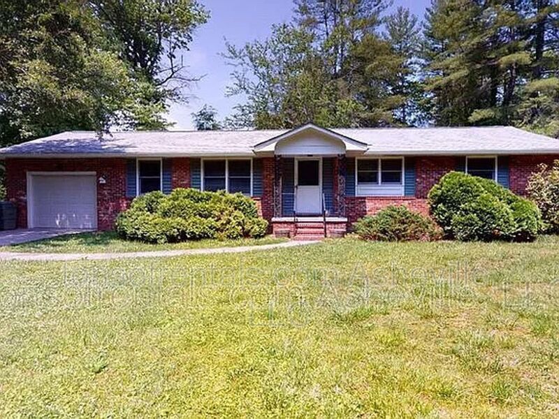 708 Heatherwood Dr in Hendersonville, NC - Building Photo