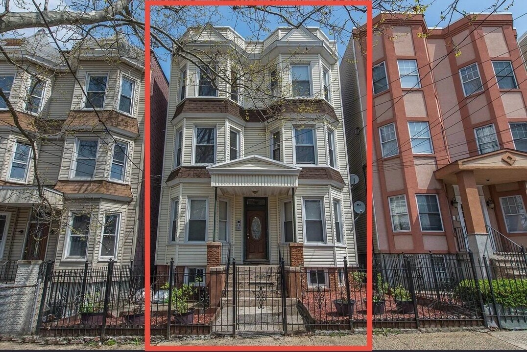 110 Duncan Ave in Jersey City, NJ - Building Photo