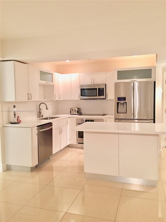 600 Three Islands Blvd, Unit 115 in Hallandale Beach, FL - Building Photo