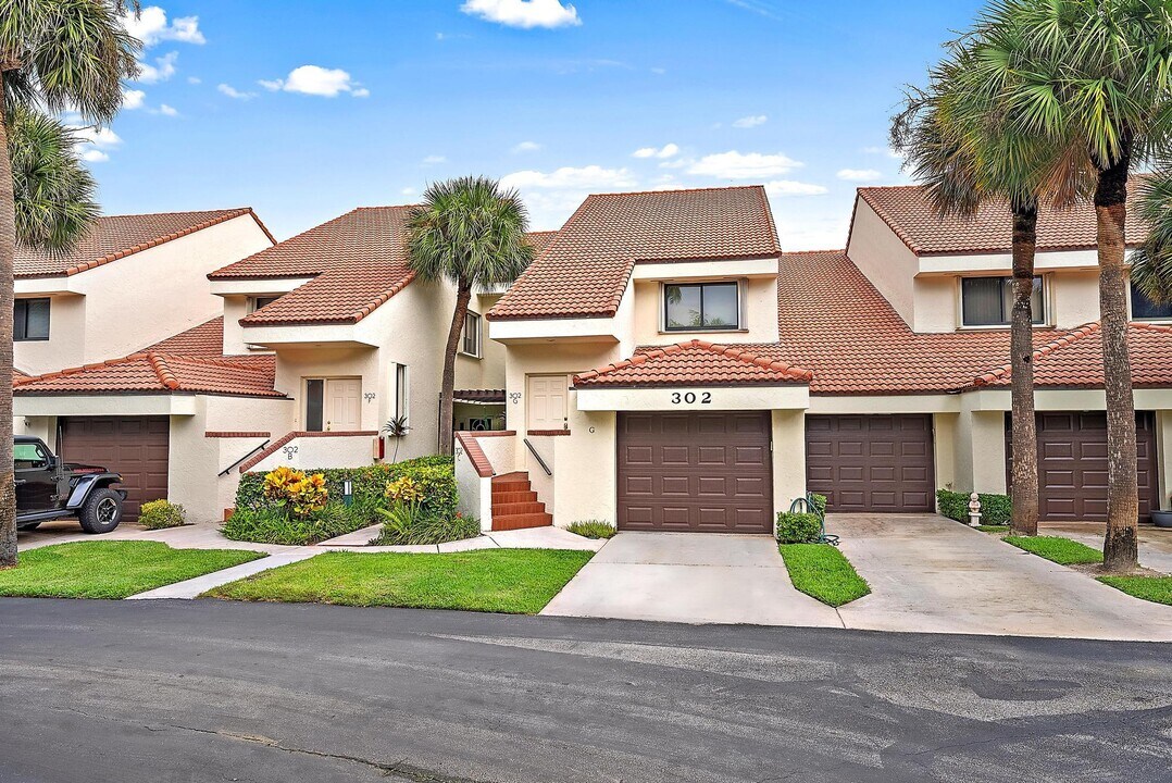 302 Sea Oats Dr in Juno Beach, FL - Building Photo