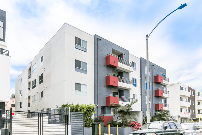 5026 Rosewood Ave in Los Angeles, CA - Building Photo - Building Photo