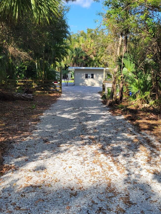 6150 61st St in Vero Beach, FL - Foto de edificio - Building Photo