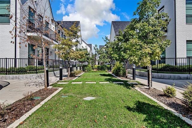 property at 123 Gdn Ct W