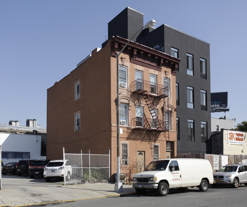 111 Richardson St in Brooklyn, NY - Foto de edificio