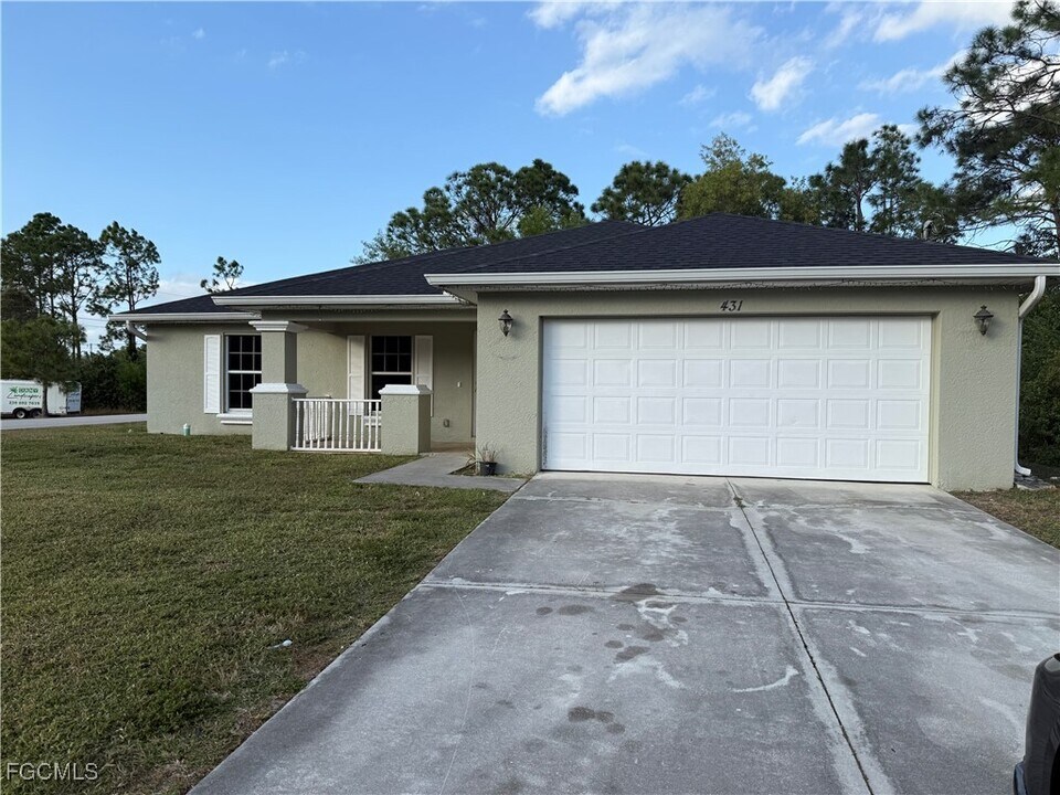431 Broadmoor St in Lehigh Acres, FL - Building Photo