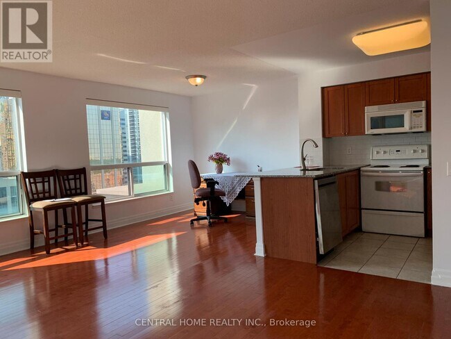 21 Hillcrest Ave in Toronto, ON - Building Photo - Building Photo