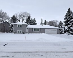 55 Captain Marsh Dr in Mandan, ND - Building Photo