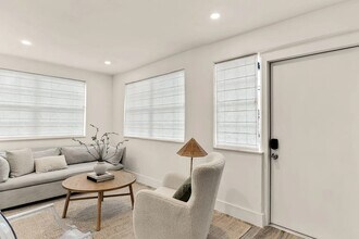 1237 NW 33rd Ave, Unit 1 in Miami, FL - Foto de edificio - Building Photo