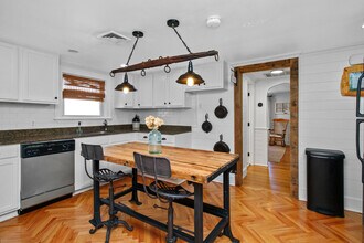 24 Gill Rd, Unit Apartment 4 in Waltham, MA - Building Photo - Building Photo