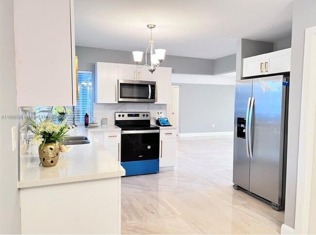 6720 Azalea Dr in Miramar, FL - Building Photo - Building Photo