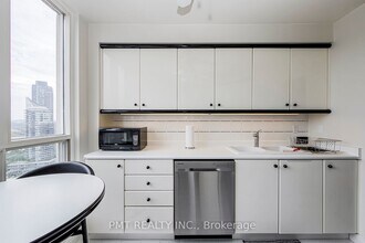 2285-2285 Lake Shore Blvd W in Toronto, ON - Building Photo - Building Photo