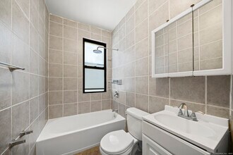 217 Woodlawn Terrace in Waterbury, CT - Foto de edificio - Building Photo