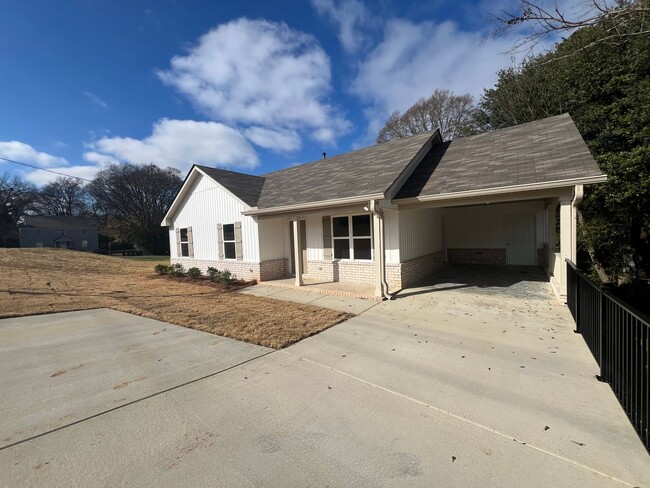 3604 Loop Rd in Tuscaloosa, AL - Foto de edificio - Building Photo