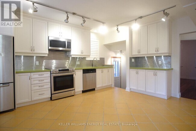 8 Lynndale Rd in Toronto, ON - Building Photo - Building Photo